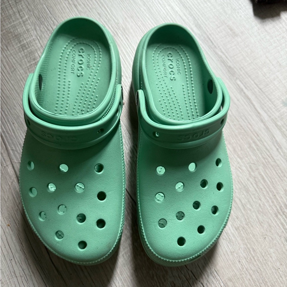 CROCS Barely Worn Women’s Green Platform Crocs